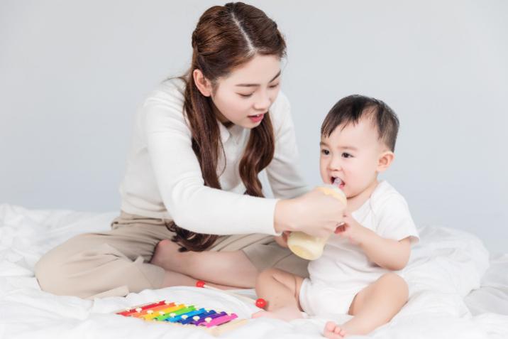 冲奶粉奶粉底部有结块还可以喝吗,奶粉里结块不太好推开是什么情况