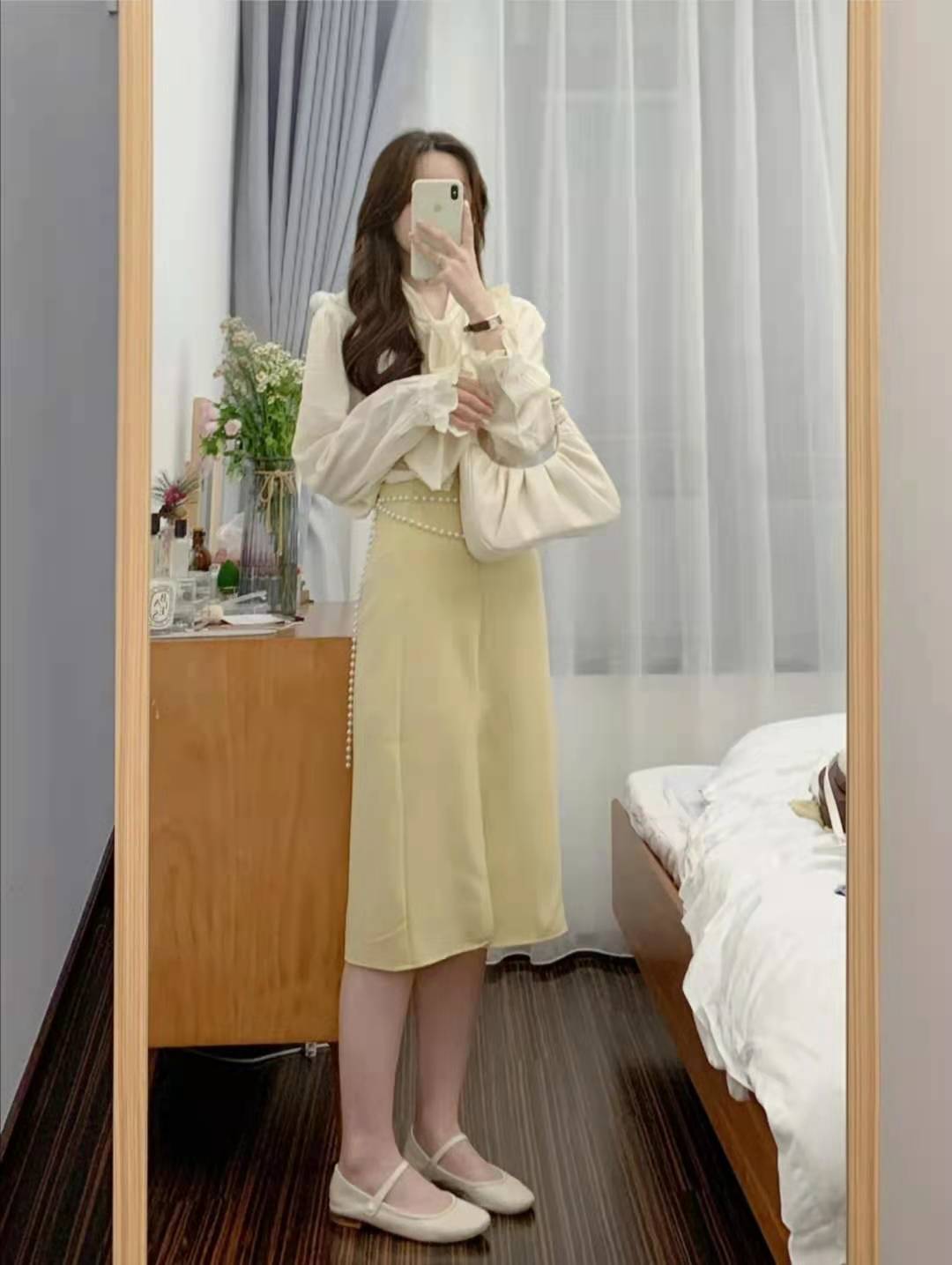 夏天长款半身裙,雾霾蓝长款半身裙子搭配什么上衣