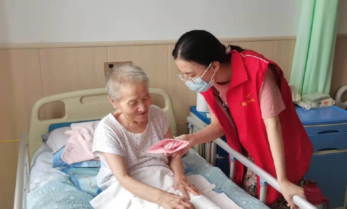 「颐和资讯」小小折纸，满满祝福——颐和社工折纸为长者送祝福