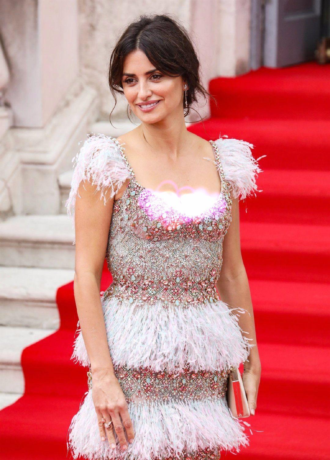 被称“西班牙野玫瑰”，她曾介入阿汤哥婚姻，45岁穿礼服太勾人魂