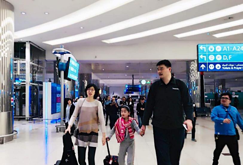 姚明带小孩游玩颐和园英文,姚明全家福一家七口