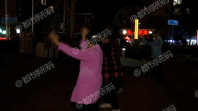 视频走红！小伙混放音响搅乱广场舞，“硬核”大妈拎砖头狂追！网友：大妈腿脚太利索