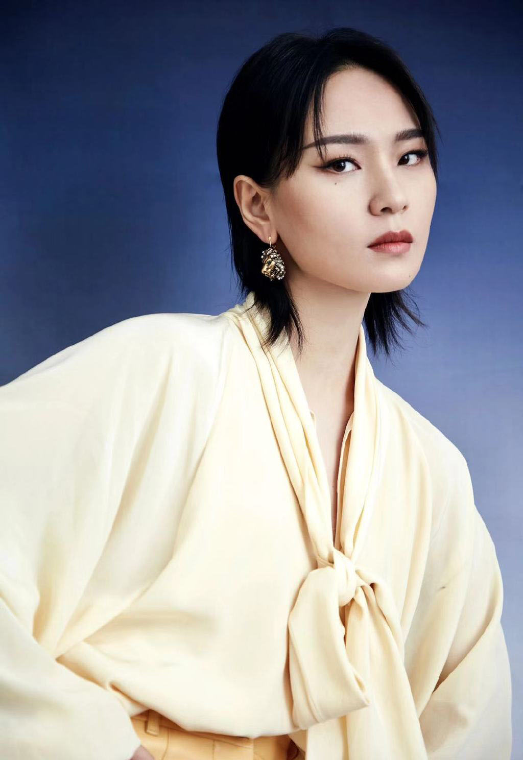 周笔畅黑色露腰造型同款衣服,周笔畅穿搭风格变得更美了