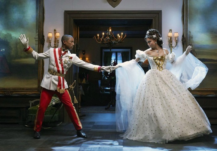 甜！英国贵族超模爱上美国女演员，机场热吻，狂撒狗粮