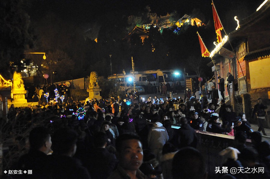 甘肃天水数万民众“上九朝观”祈福纳祥争烧头柱香！（组图）