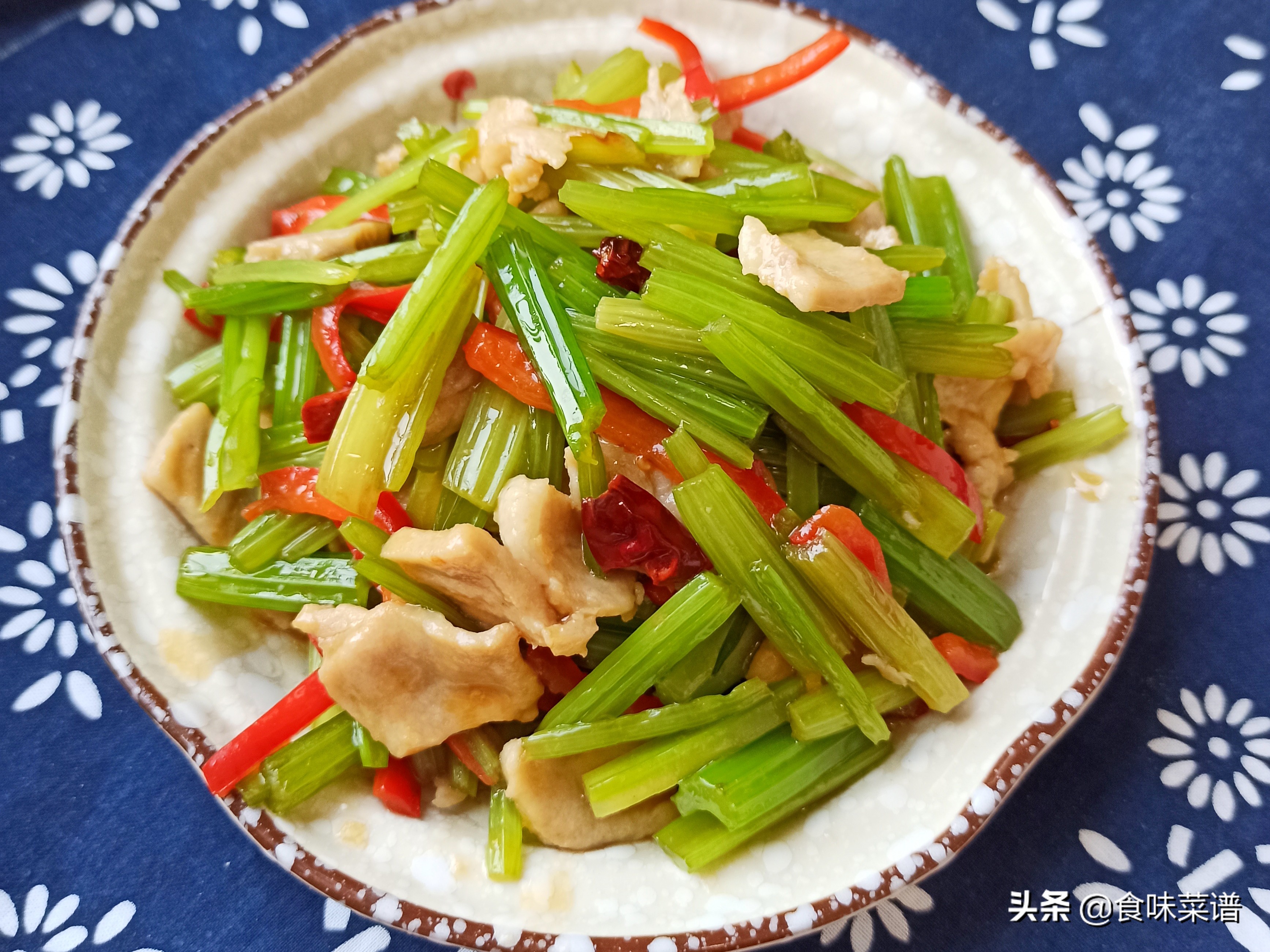 教你芹菜炒肉的正确做法肉丝滑嫩,芹菜炒肉怎么做肉片滑嫩更入味