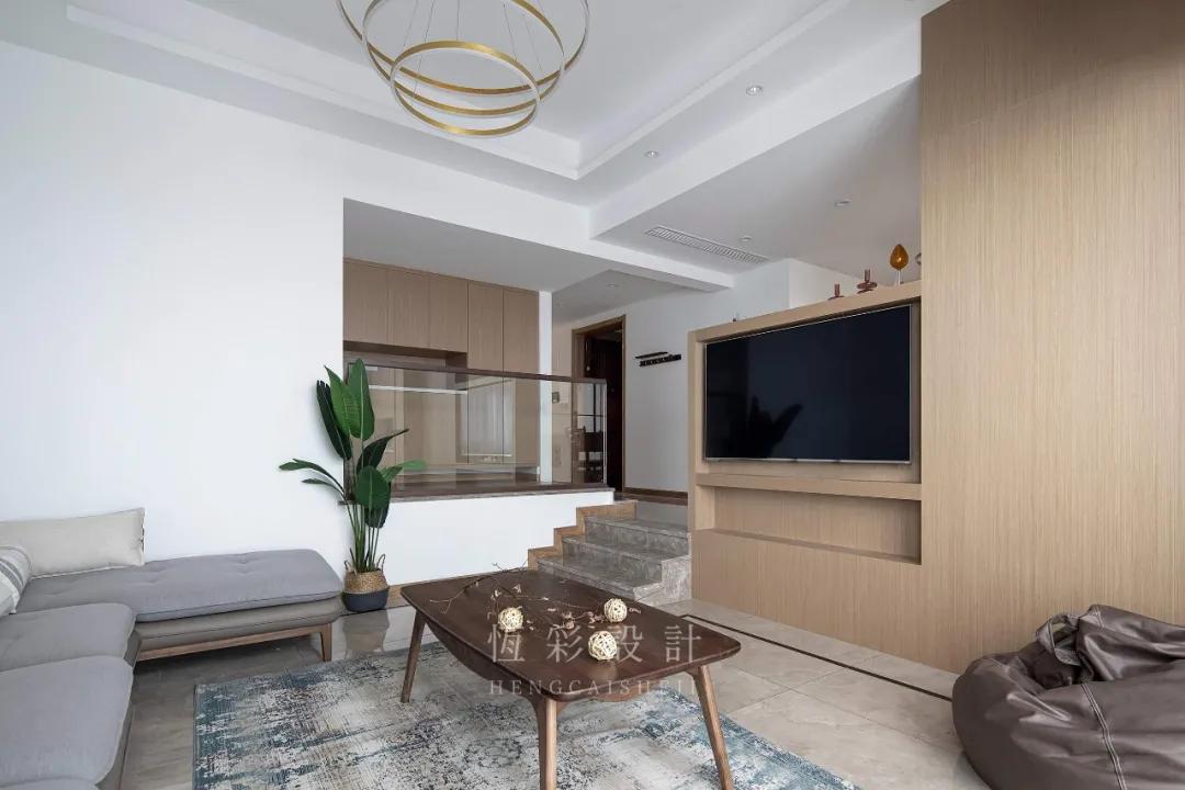 二楼衣帽间和客厅完美结合,二楼客厅开放式衣帽间