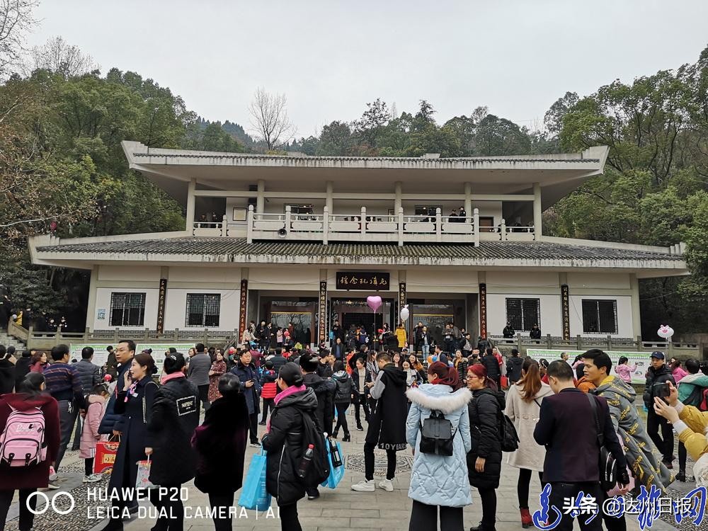 登顶凤凰山俯瞰达城风光,记者拍摄的现场画面