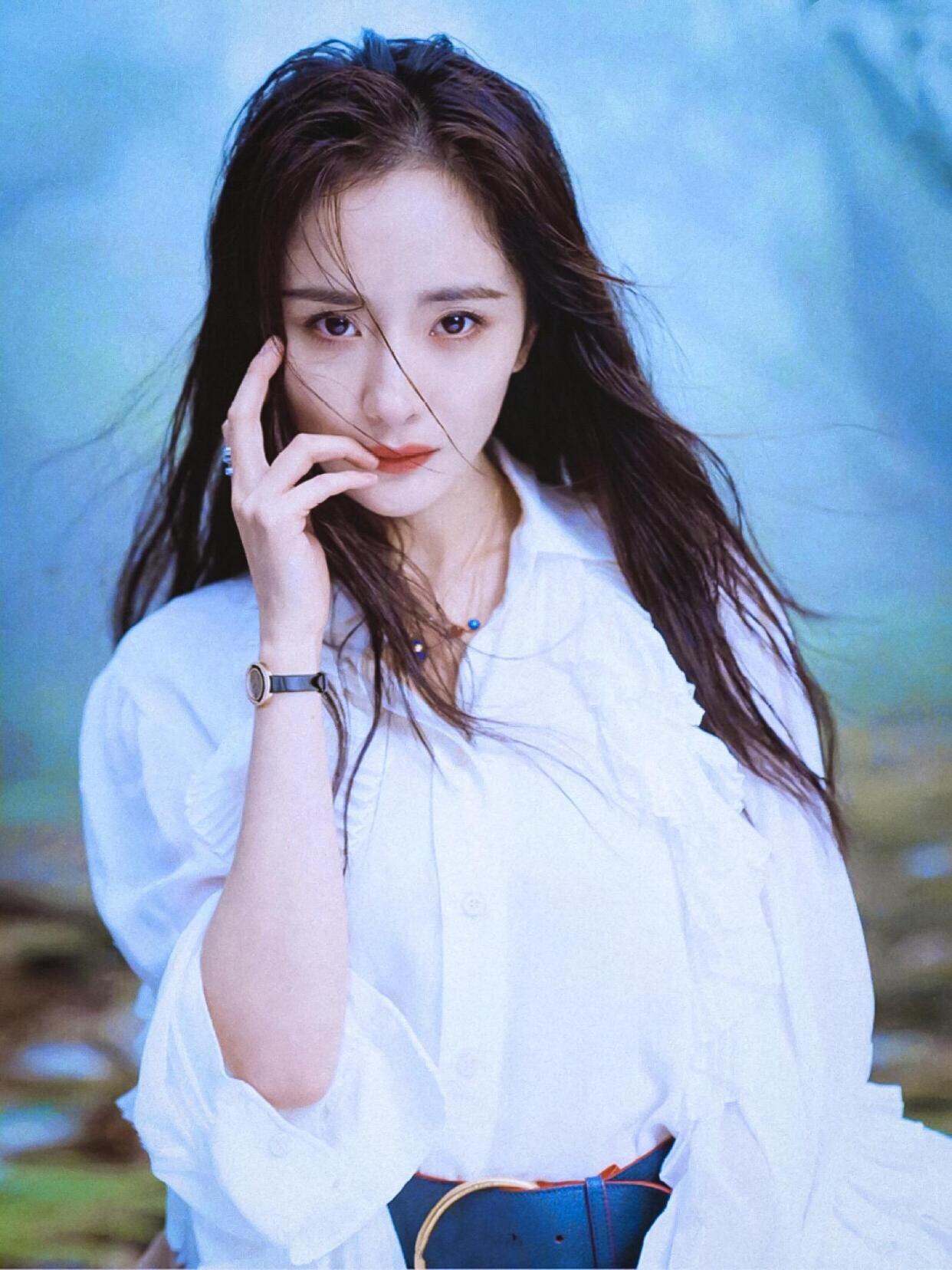 杨幂走路姿势动图,杨幂爬凳子姿势