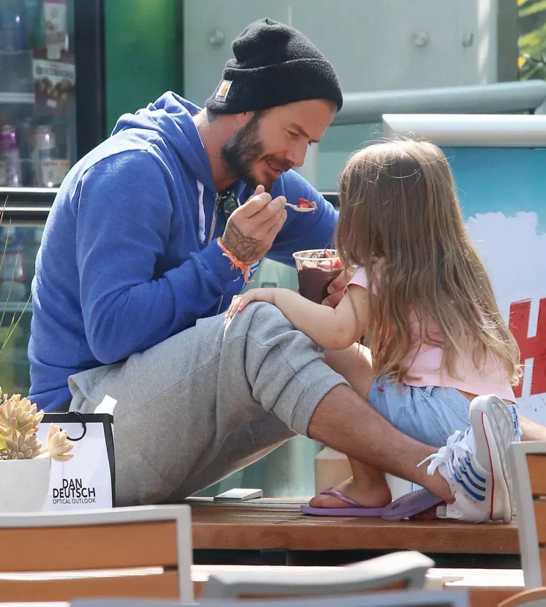 她剪个短发抢尽贝嫂风头！买别墅学骑马，被宠大的孩子有多幸福？