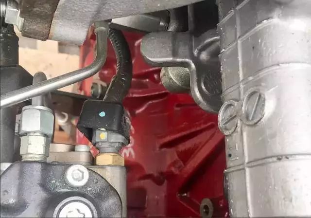 挖机传感器起到什么作用,挖机传感器和电磁阀有什么区别