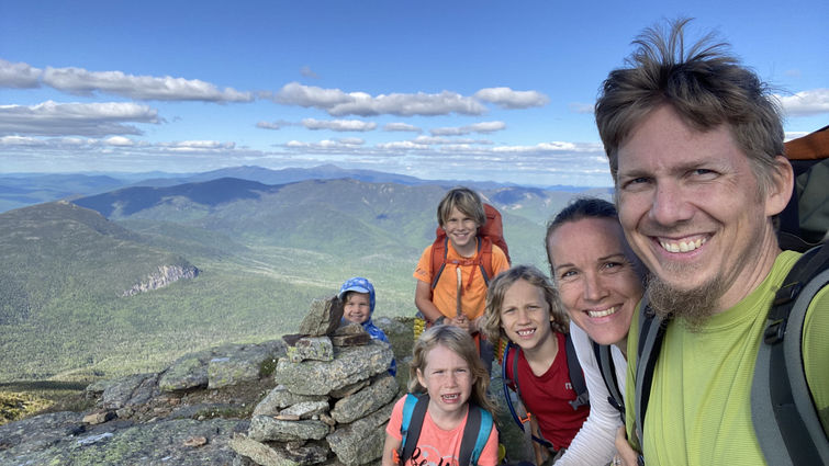 男孩徒步30公里后续,5岁男孩8公里徒步伤膝盖吗