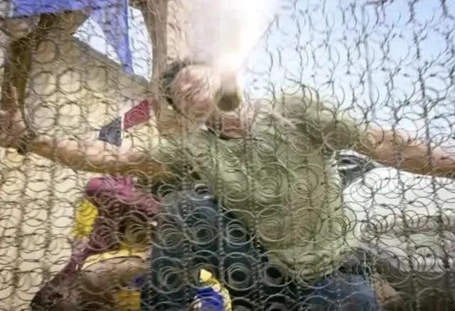 战狼2铁丝网挡导弹的冲击力,战狼2用铁丝网挡rpg