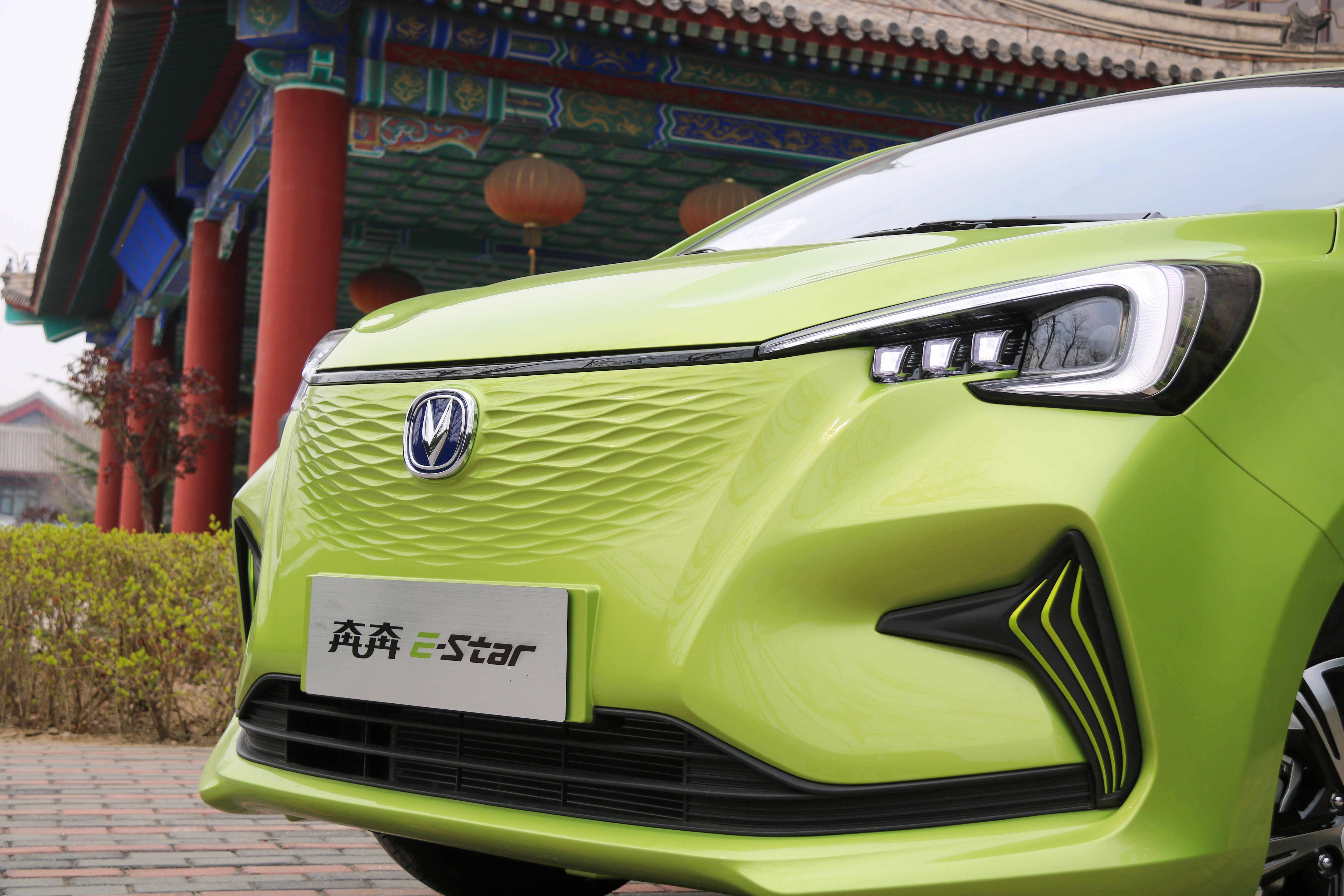 后备箱只放一只鞋,后备箱球鞋