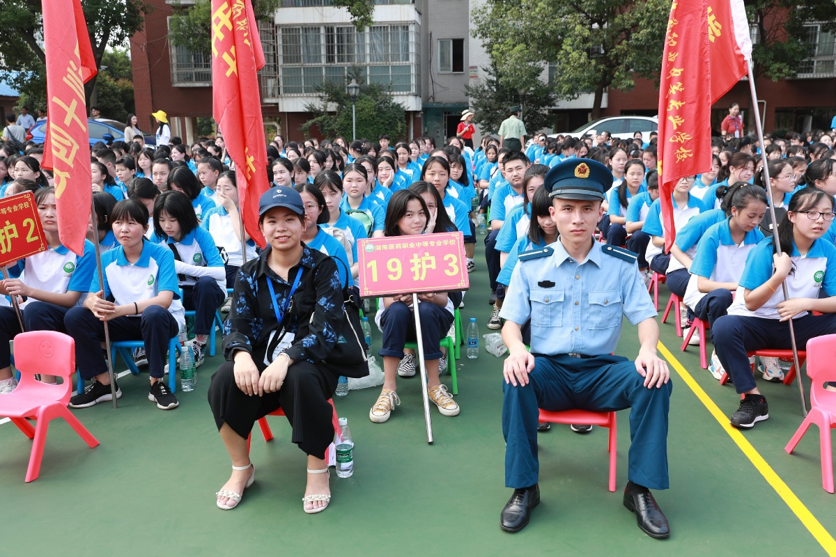 学医救死扶伤当兵保家卫国,学医习武救死扶伤十六字口号
