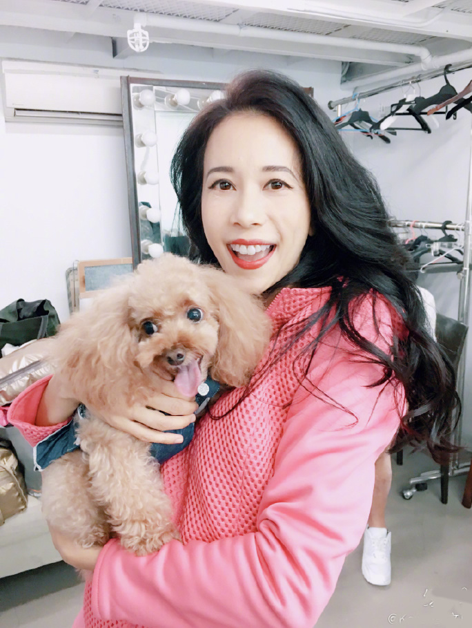 莫文蔚的穿搭真的太迷人了,莫文蔚黑色打底衫