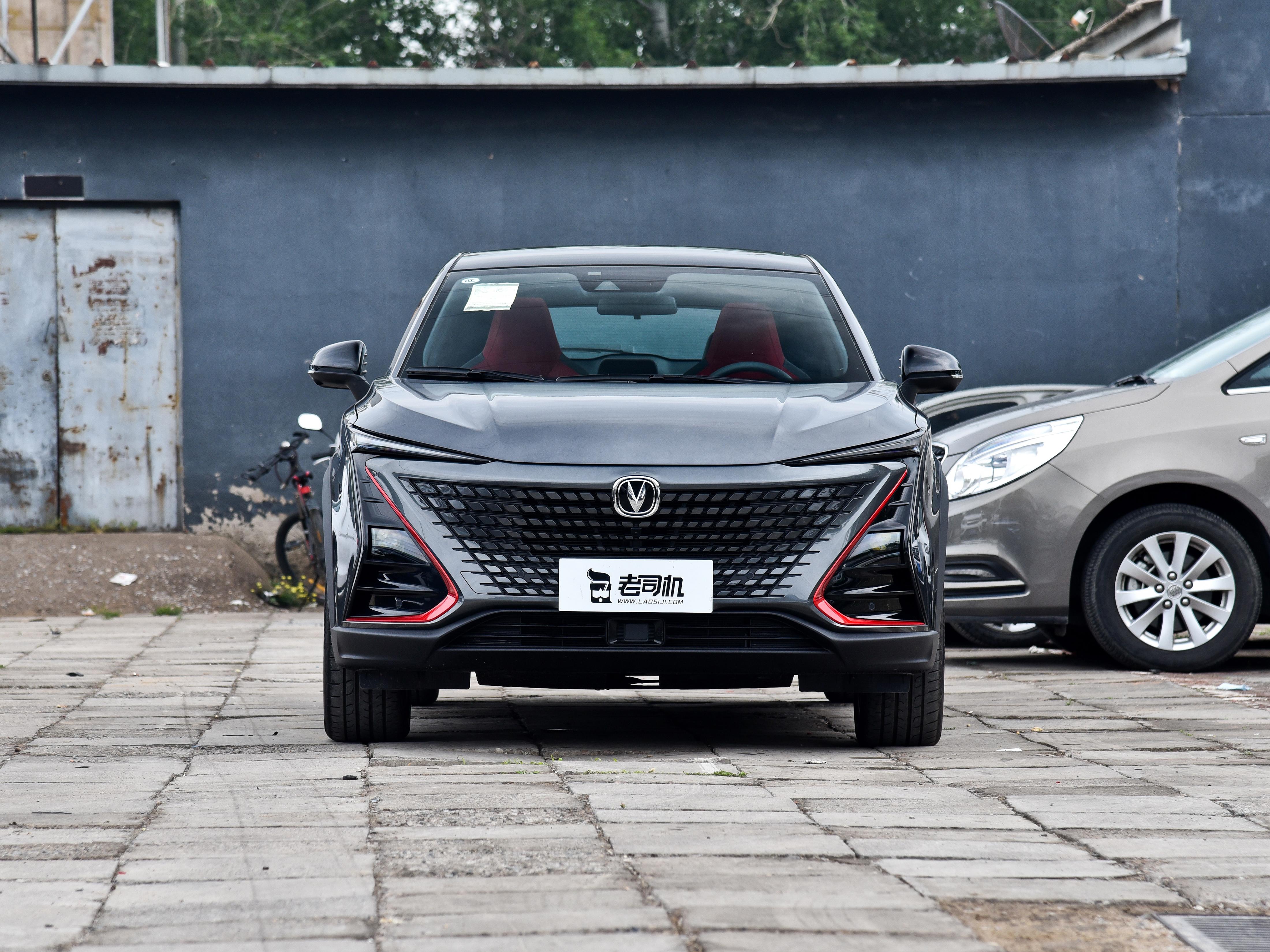 外观好看回头率高，空间宽敞，自动挡还好开，实拍长安UNI-T