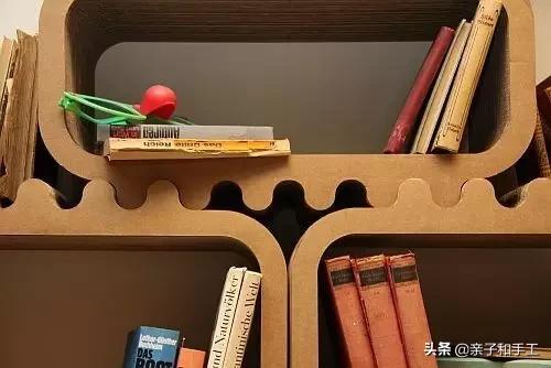 只用瓦楞纸就可以做出一件件家具，简直酷爆了