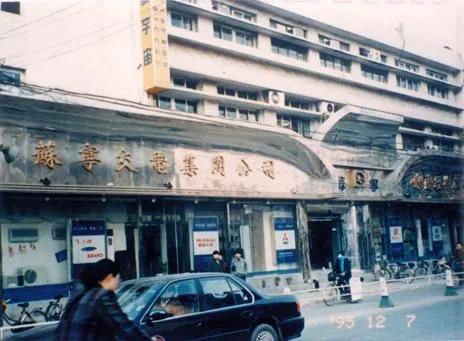 从大战刘强东黄光裕到148亿*身卖**自保，线下零售王者苏宁衰落史