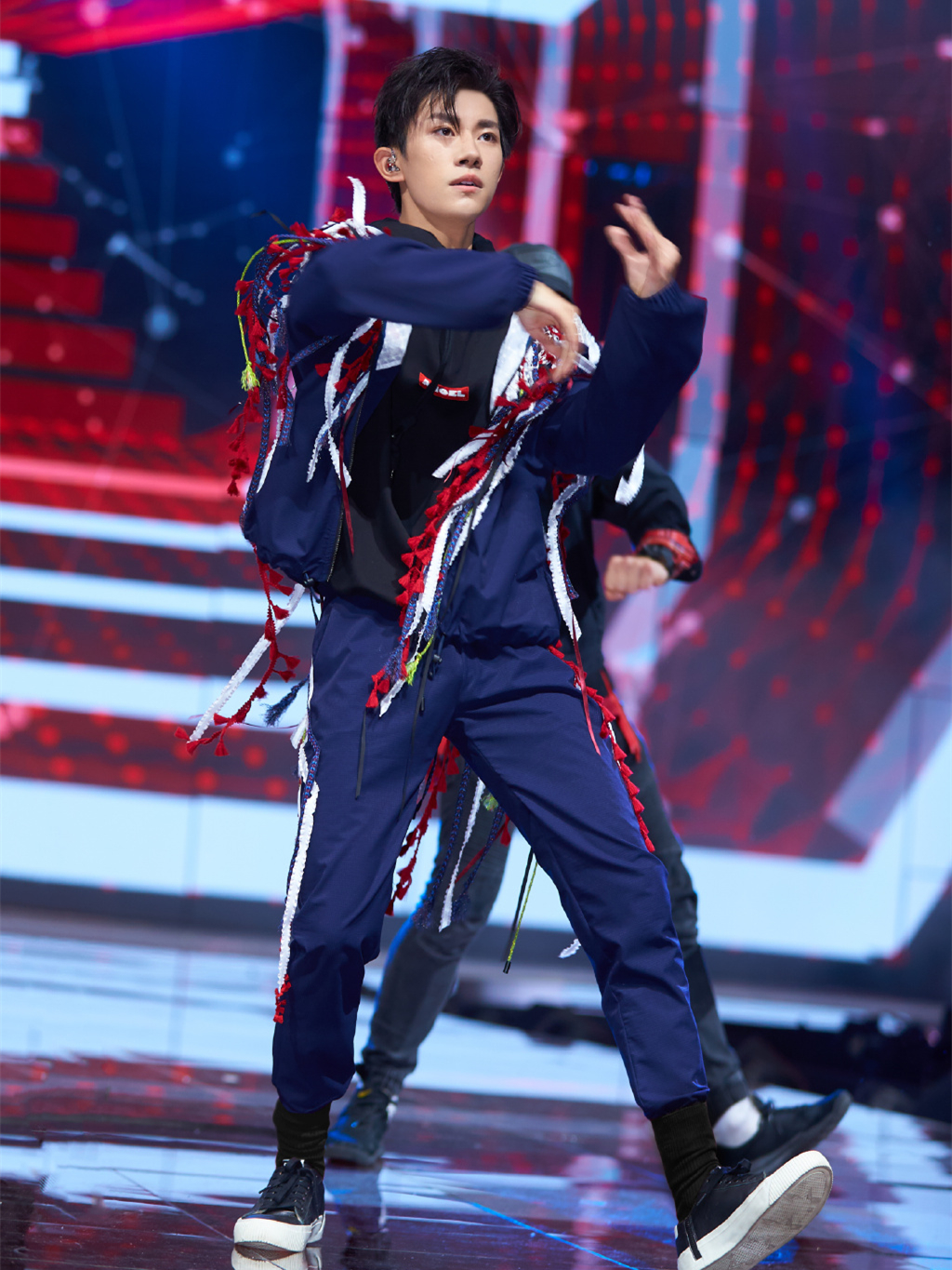 易烊千玺穿黑色礼服的照片,易烊千玺穿红色衣服弹贝斯