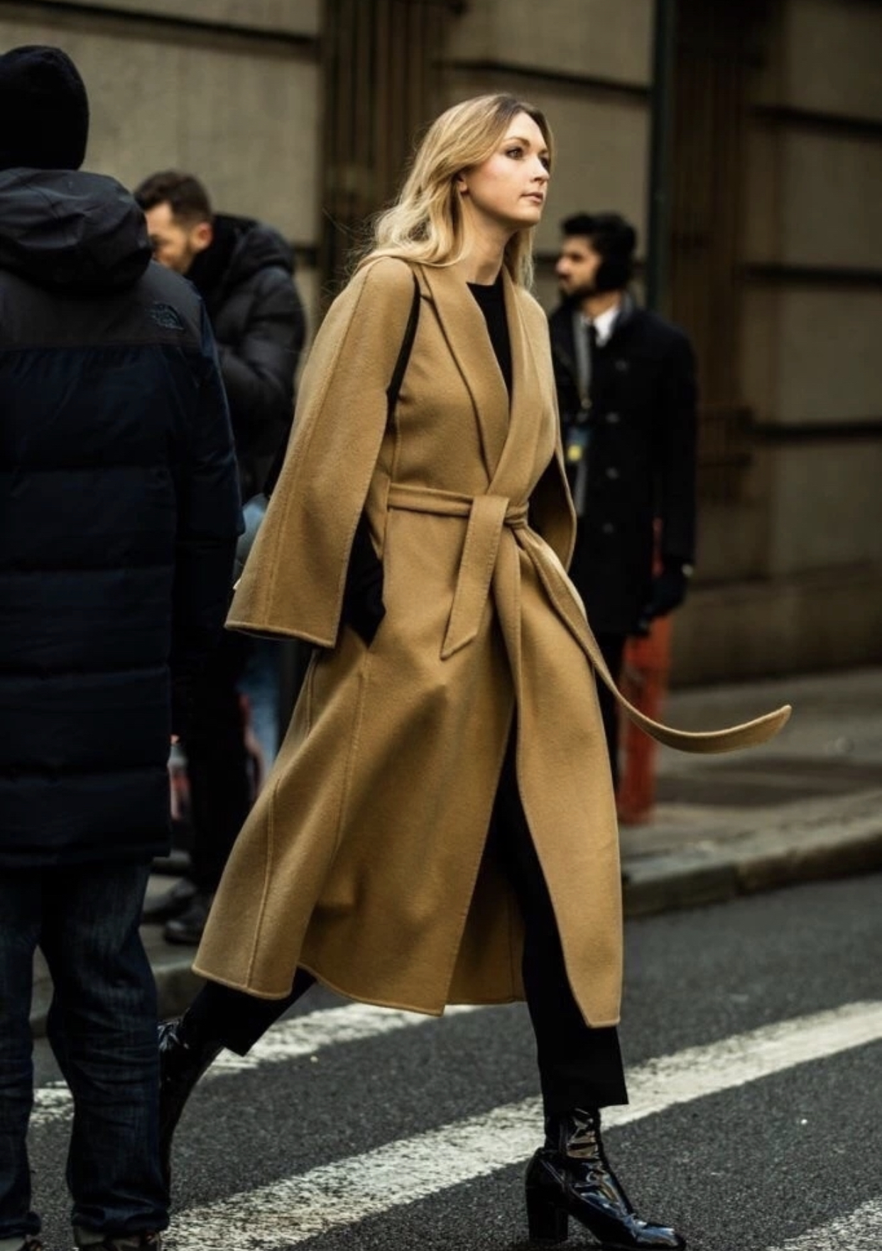 驼色大衣配黑色微喇裤,驼色大衣搭配黑色工装裤