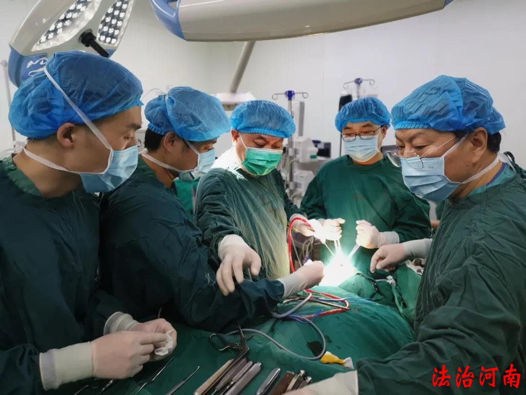 濮阳市油田总医院：喂花生小儿吸入气管两科室连夜手术救治