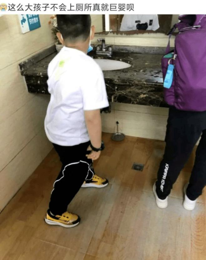 带儿子进女厕被指责,带儿子进女厕所遭指责