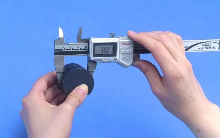 游标千分尺的使用方法视频教程,游标卡尺千分尺正确使用方法