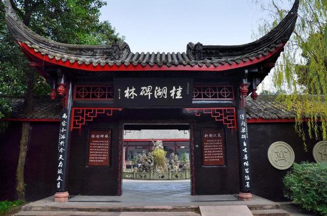成都怎样去青城山都江堰,成都十大景点武侯祠