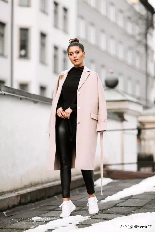 中长款风衣穿搭什么鞋,今年流行风衣运动鞋