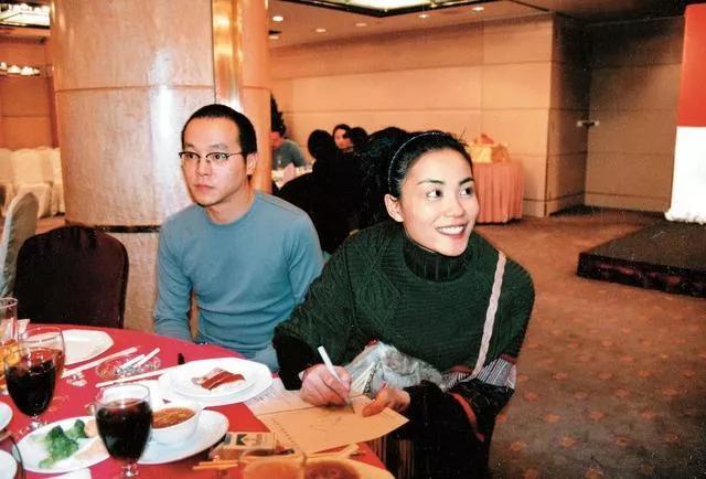 年轻的窦唯与王菲,窦唯为了王菲离开黑豹值得吗