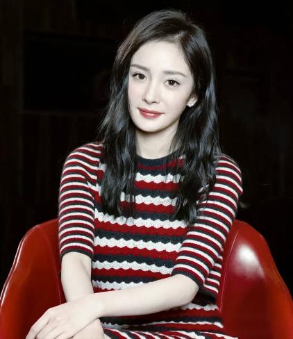 杨幂穿涂鸦短裙现身李佳琦直播间,杨幂合体李佳琦直播