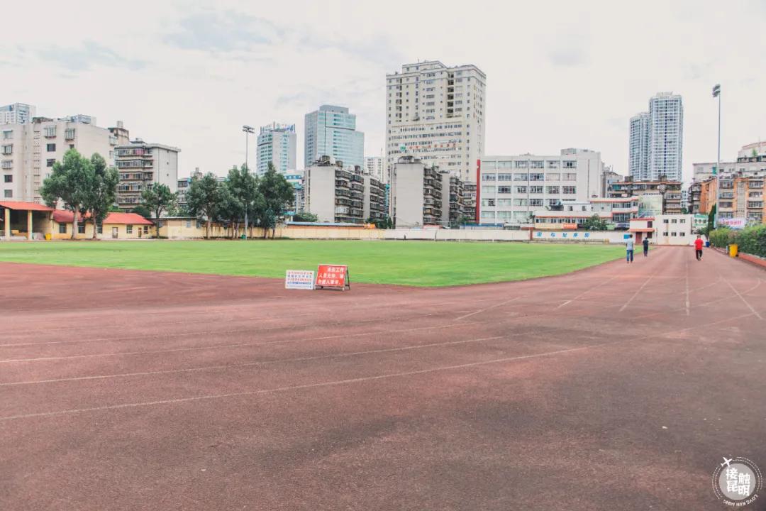 一座昆钢城半部云南史,昆明拓东体育馆和贺龙体育馆