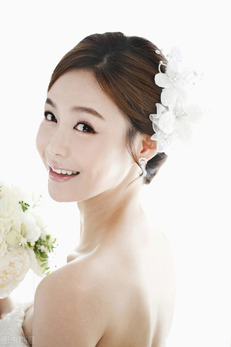 拍婚纱照时；遇到了自己喜爱的人；该继续结婚还是吐露心声；