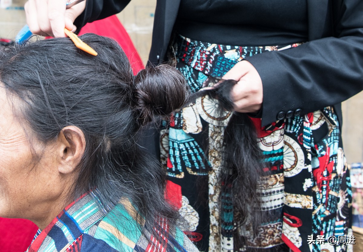 乡村老人一头蓄了十多年的长发，几十元钱就卖给了收购头发的贩子