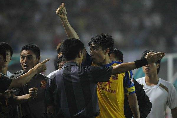 韦世豪踢足球视频发脾气,韦世豪踢球故意踢人