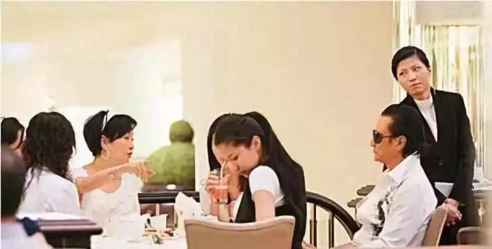 谢霆锋父亲谢贤对王菲态度,张柏芝谢霆锋谢贤的精彩故事