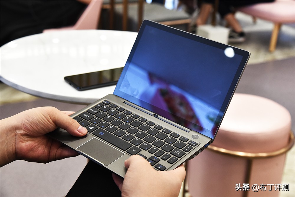 媲美MacBook的颜值和性能，GPDP2Max掌上电脑更实用