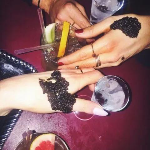 21万一罐的！亿万富翁们的饕餮盛宴，鱼子酱为什么在手背上吃？