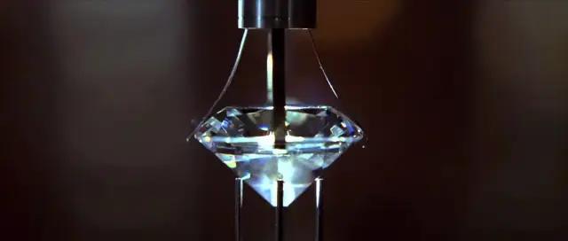 皮尔斯布鲁斯南披头散发,皮尔斯布鲁斯南帅气图片