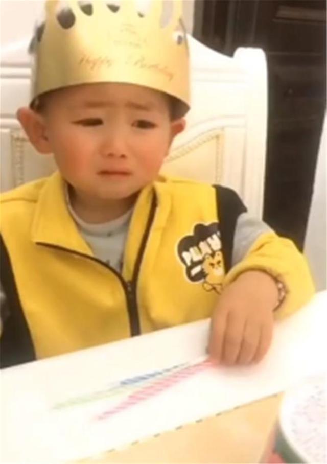 “最委屈生日”火了，看见桌上爸爸送的假蛋糕，孩子哭着许愿