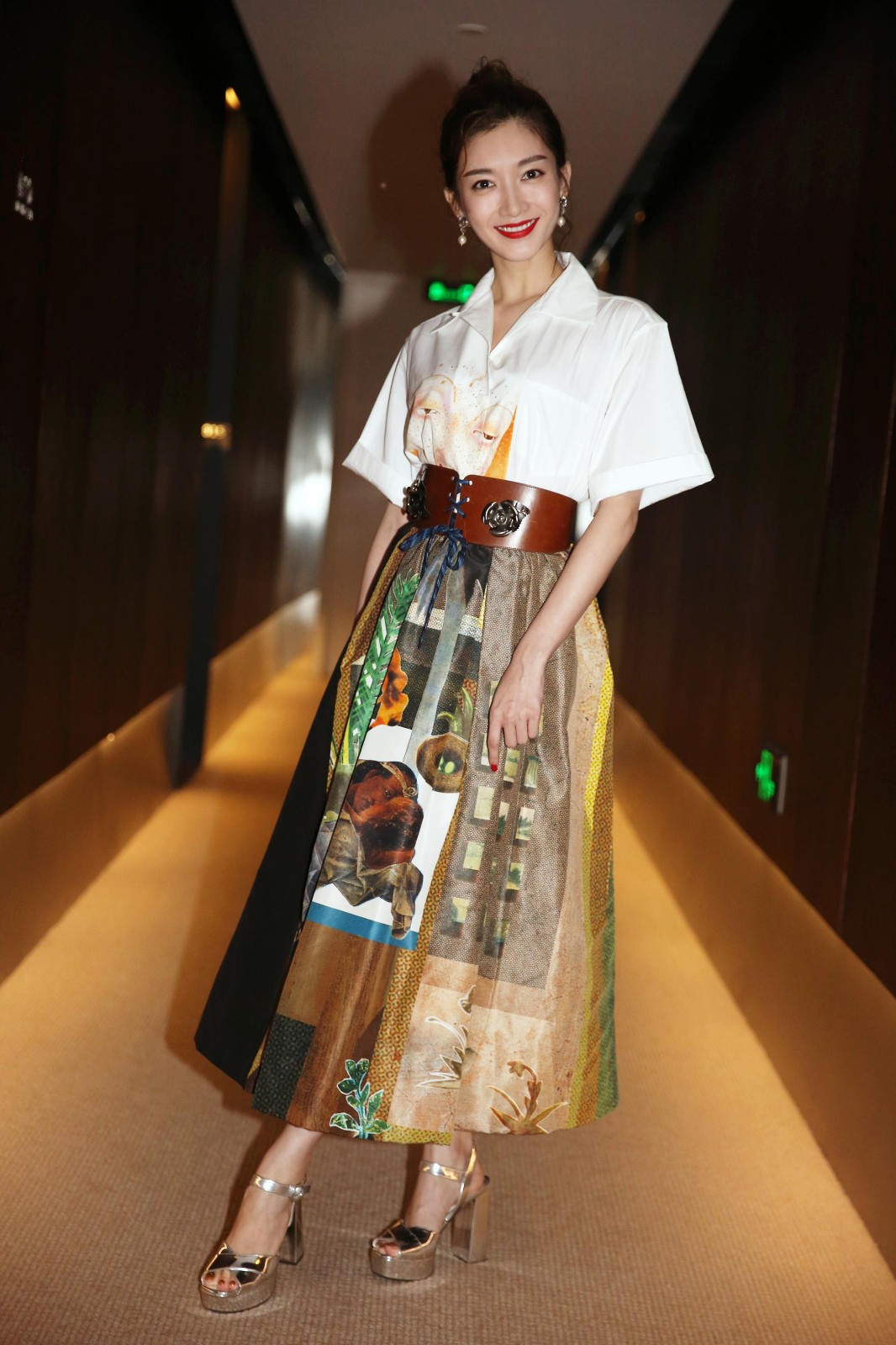 曾被吐槽长得显老，还是胡歌前女友，今穿雪纺裙披丝巾，柔美动人