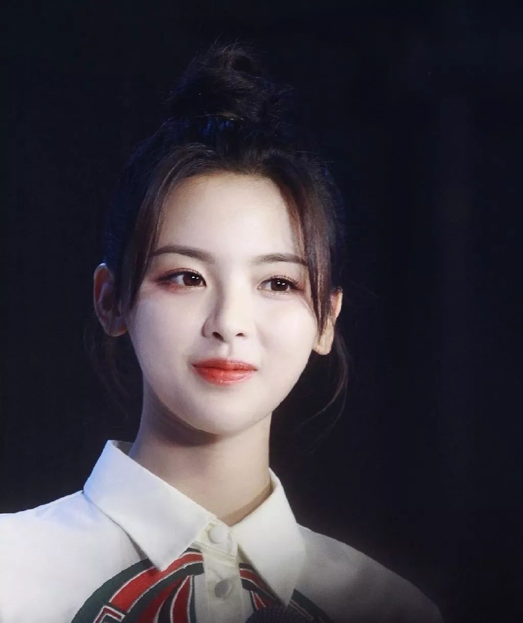 iu发型图片中短发,慵懒韩式低马尾丸子头iu