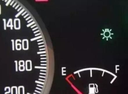 油表报警灯亮了还能跑多远,汽车油表灯报警后还能跑多少公里