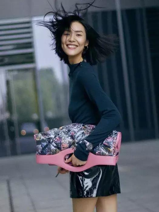 刘雯今年最流行的包,刘雯同款包时尚潮流大牌大容量