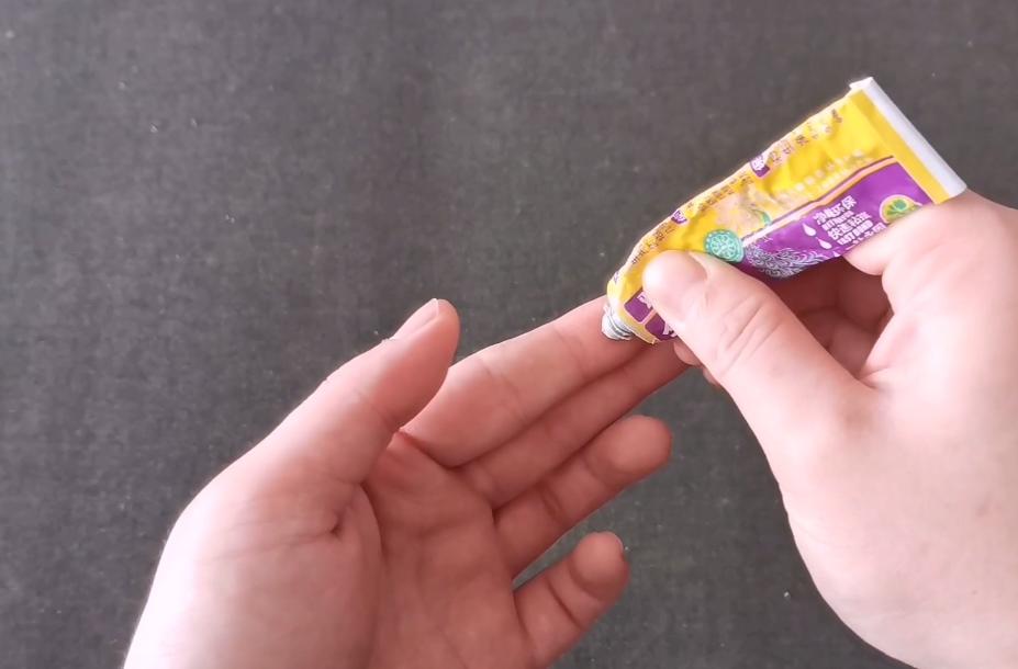 手指被502粘住了已经硬化了怎么办,502胶水倒在了手指上怎么去除干净