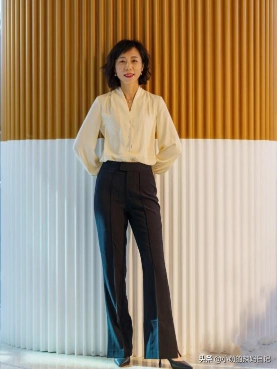 35岁女人穿搭今年流行的修身裤子,外翻直筒阔腿裤穿搭50岁女人