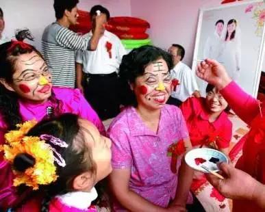 男子被人用胶带绑路灯杆上泼调料……你给我说这是结婚？