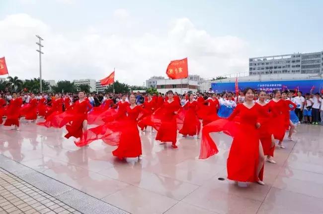 全国各大高校快闪视频,深大首次惊现百人快闪