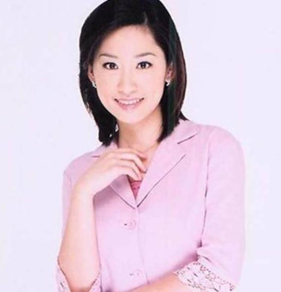 谢娜易烊千玺何炅一起的合影,何炅谢娜易烊千玺同台拥抱贴脸